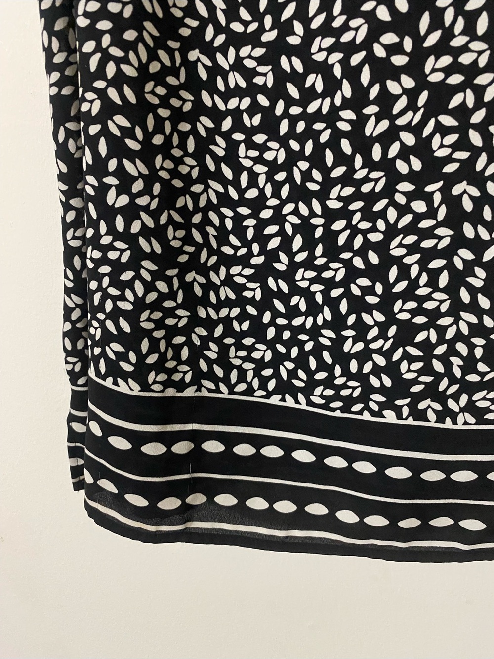Talbots Black & White Sleeveless Split-Neck Printed Top Size Large - Picture 5 of 9
